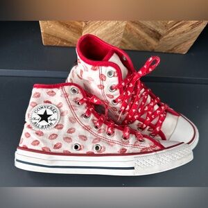 HTF Valentine’s lips/kisses hightop Converse big kid size 2